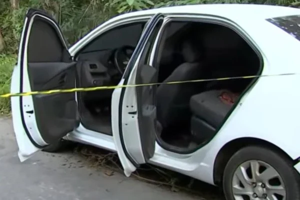 Imagem colorida de carro branco com as portas abertas. Havia um corpo no porta-mala do veículo - Metrópoles