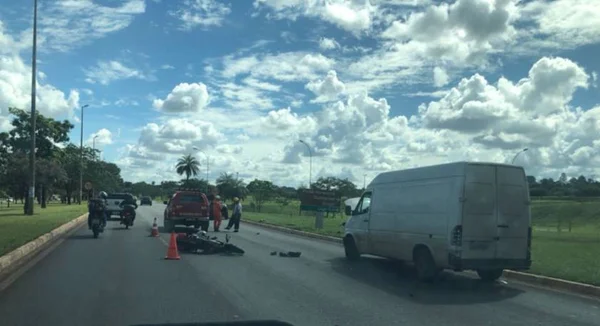 Acidente com moto causa congestionamento na L4 Sul