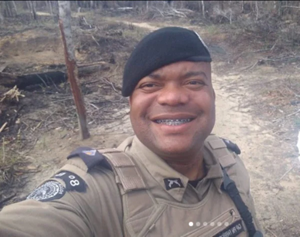 policial sorrindo