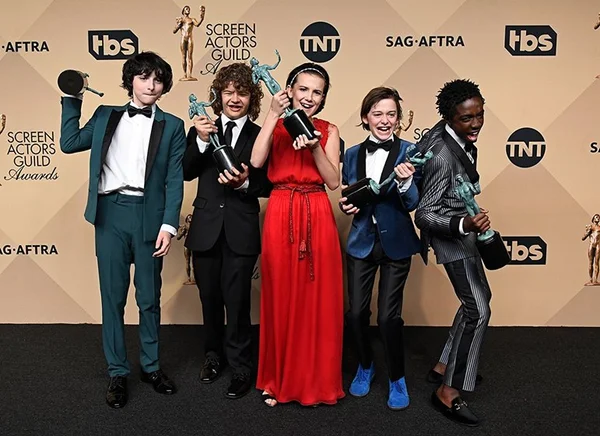 Millie Bobby Brown revela que colegas de elenco brigam igual irmãos