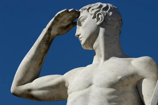 Foto mostra estátua italiana com mamilos - Metrópoles