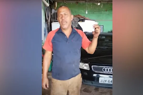 Mecânico do DF encontra envelope com dinheiro na rua e entrega ao dono