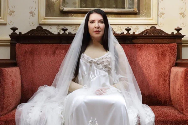 Marina Abramovic com look da Burberry