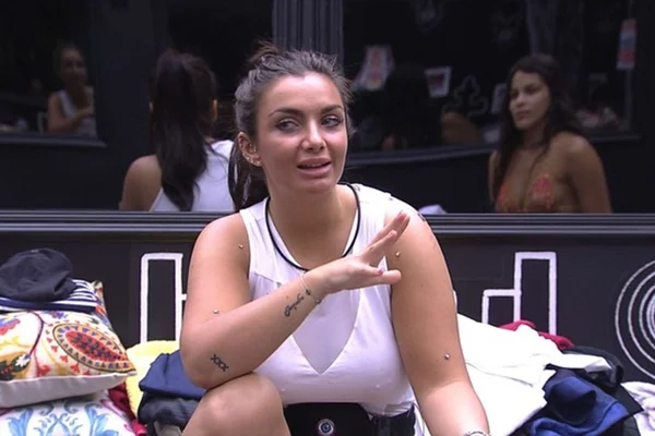 Em conversa picante, Emilly responde sobre sexo para Elettra
