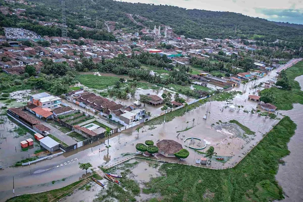 Chuvas fortes em Alagoas causam alagamentos