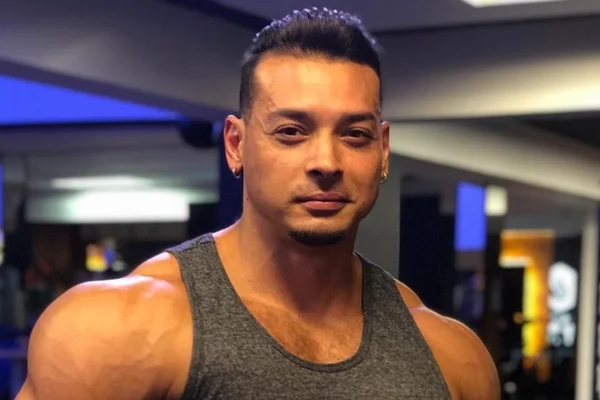 Felipe Franco mostra as costas e choca a web com cintura fina demais