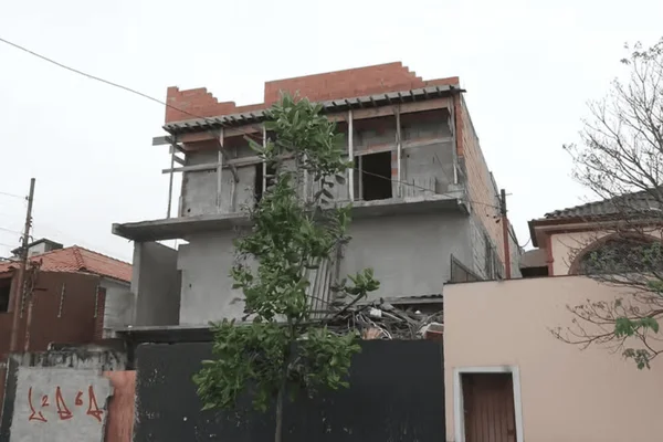 Imagem colorida de obra que será demolida pela prefeitura por riscos estruturais - Metrópoles