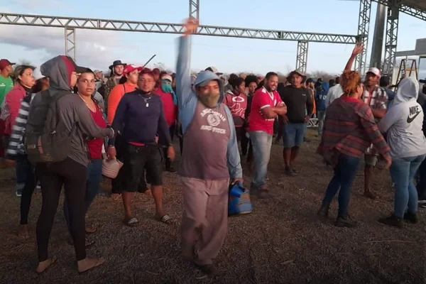 Foto colorida do momento em que integrantes do MST ocupam área da Embrapa em Pernambuco - Metrópoles