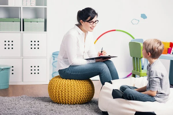 Psicólogos e assistentes sociais nas escolas são necessários?