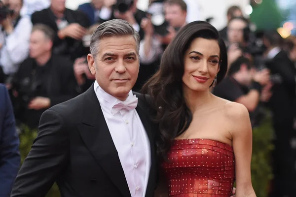 George e Amal Clooney estão esperando gêmeos