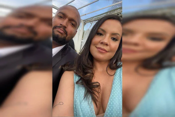 Foto colorida de homem negro ao lado de mulher negra