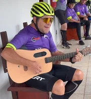 Cantor Daniel toca para fãs durante peregrinação a Aparecida (SP) de bicicleta