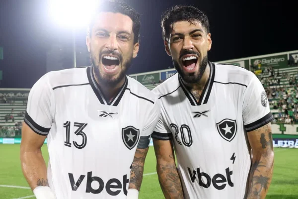 Foto colorida Alex Telles e Alexander Barboza - Metrópoles