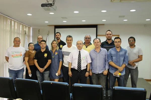 Sindicatos se reúnem para discutir greve geral no DF em outubro