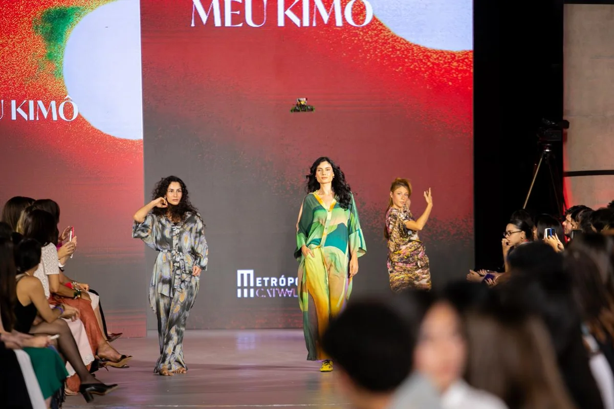 Desfile teve intervenção artística Desfile teve intervenção artística