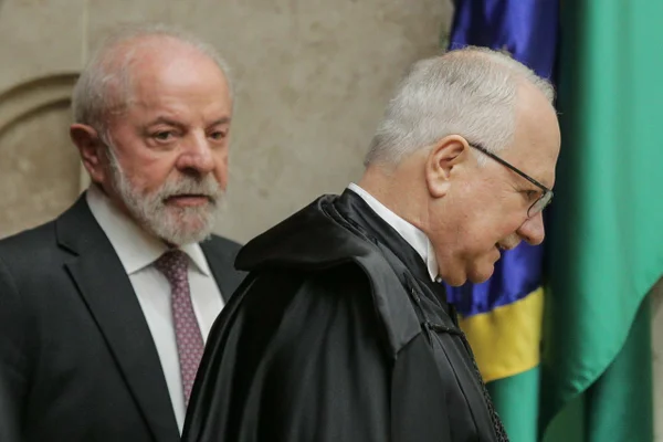 Pressionado por pesquisas, Lula cobra Fachin por solução na crise no STF