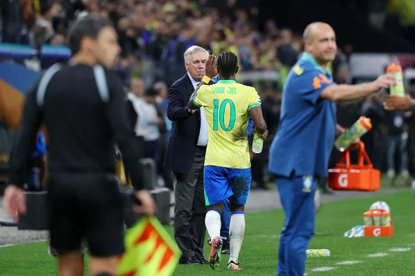 Imagem colorida de Carlo Ancelotti e Vini Jr. - Metrópoles