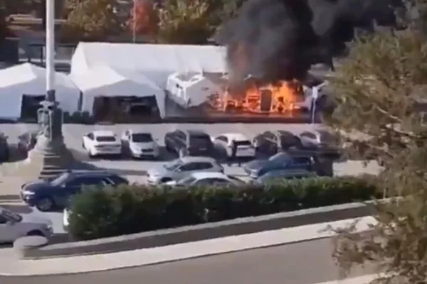 Imagem colorida de ataque terrorista na Sérvia