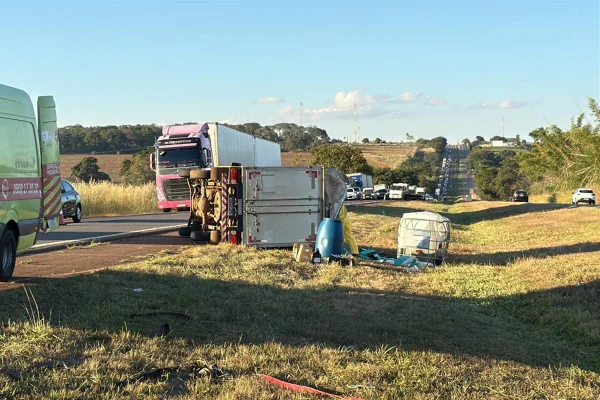 Risco ambiental: caminhão tomba e carga de ácido clorídrico vaza em rodovia