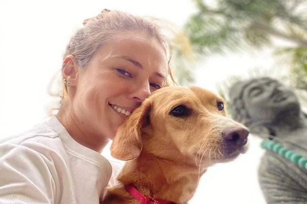 Mordida por cão, Paolla Oliveira foi levada a hospital, confirma assessoria