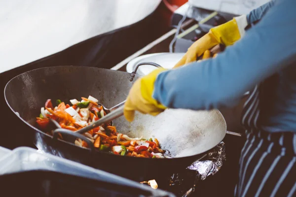 pessoa cozinhando