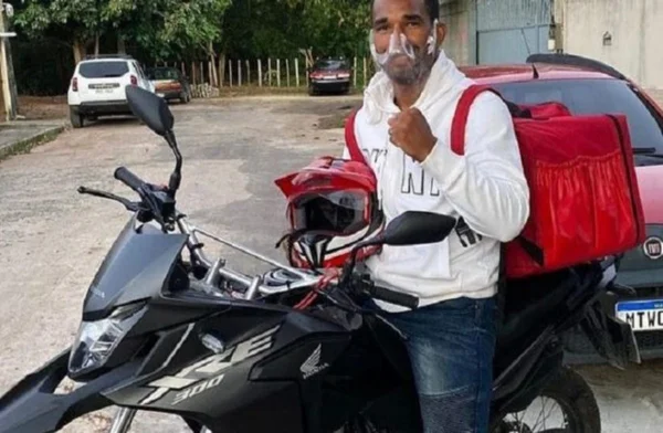 Medalhista olímpico, Esquiva Falcão entrega pizzas durante a pandemia