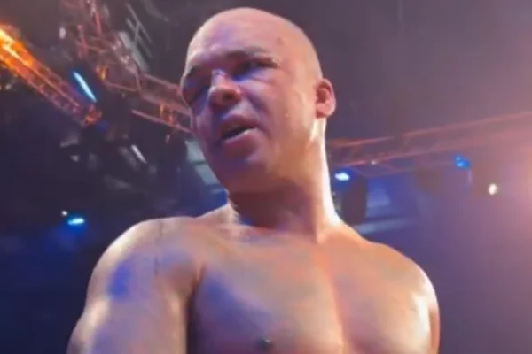 Boxeador protagoniza cena emocionante com a mãe após luta sangrenta