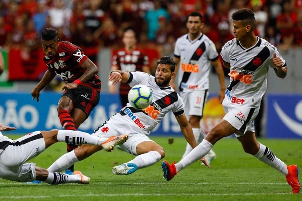 VAR atua, Bruno Henrique brilha e Flamengo bate o Vasco no Mané