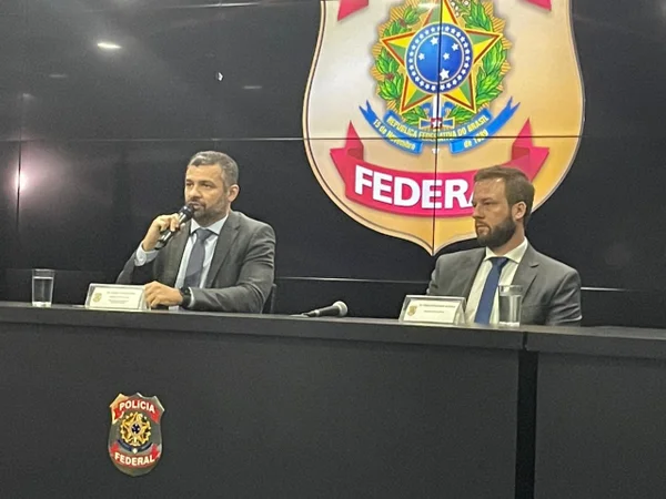 Dois delegados da PF dão coletiva na sede da PF em São Paulo
