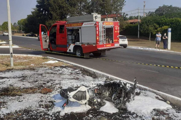 Uma pessoa morre após acidente entre carro e moto no Lago Sul