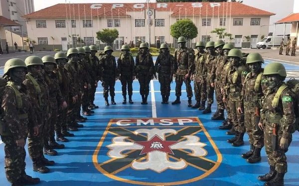 Militares posam para foto no Colégio Militar de São Paulo