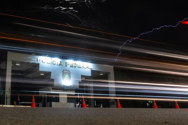 Fotógrafo capta momento exato de raio sobre a PF, onde Bolsonaro está preso