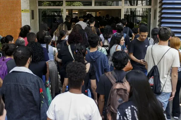 Imagem colorida mostra estudantes em escola - Metrópoles