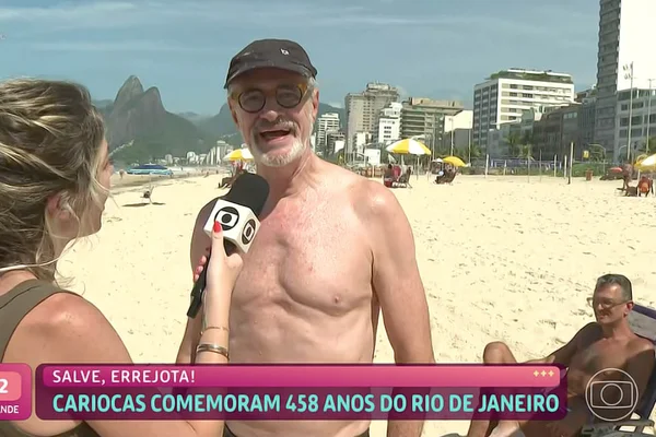 Repórter Luiza Zveiter, do Mais Você, entrevista Marcos Caruso na praia de Ipanema (RJ) com o namorado, Marcos Paiva - Metrópoles