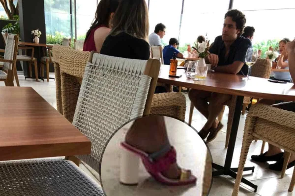 É fã? Acompanhante de Alexandre Negrão, ex de Marina Ruy, usava sandália criada pela atriz