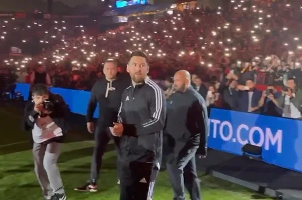 Vídeo: Messi joga amistoso na Argentina e é ovacionado por torcedores