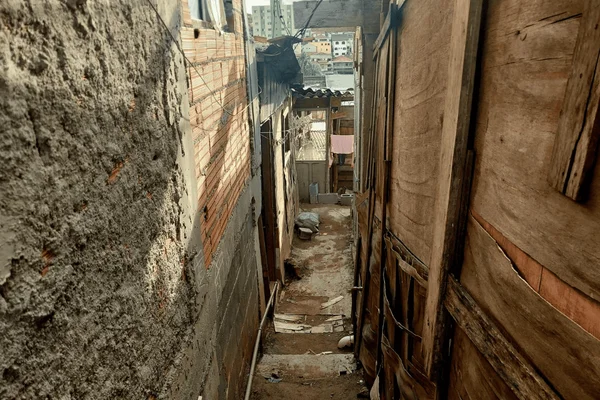 Imagem colorida de uma viela em uma favela de SP - Metrópoles