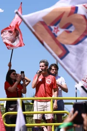 Militantes e apoiadores do PT durante mobilização em apoio ao presidente Luiz Inácio Lula da Silva e ao deputado distrital Leandro Grass Militantes e apoiadores do PT durante mobilização em apoio ao presidente Luiz Inácio Lula da Silva e ao deputado distrital Leandro Grass