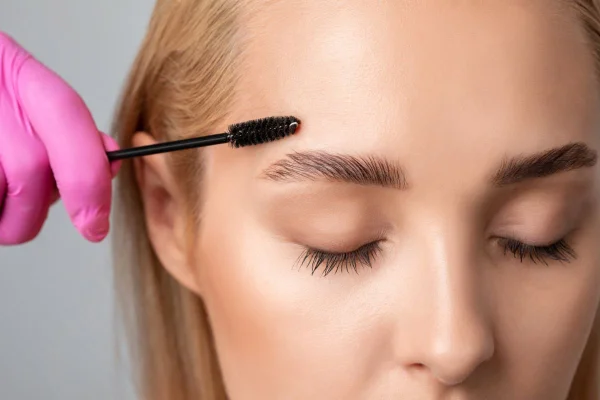 Gel ou cera? Expert revela qual o melhor para sobrancelhas perfeitas