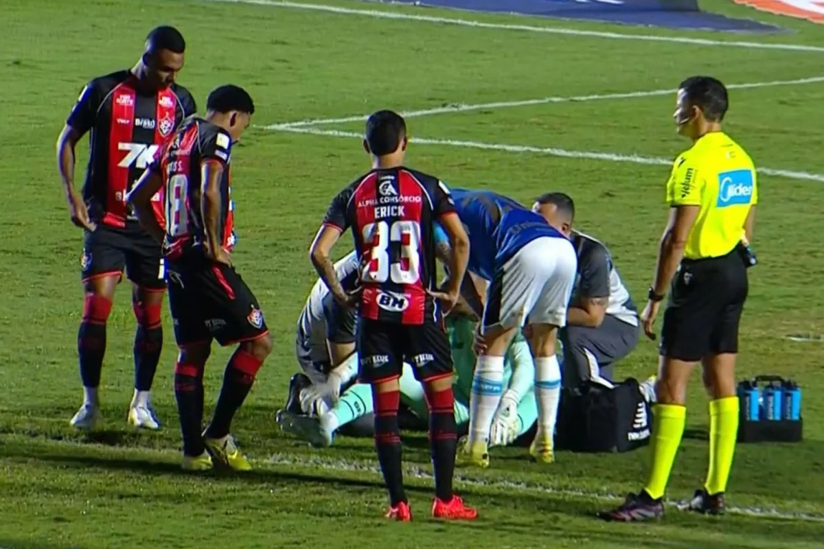 Estado do goleiro causou preocupação em companheiros e adversários. Estado do goleiro causou preocupação em companheiros e adversários.