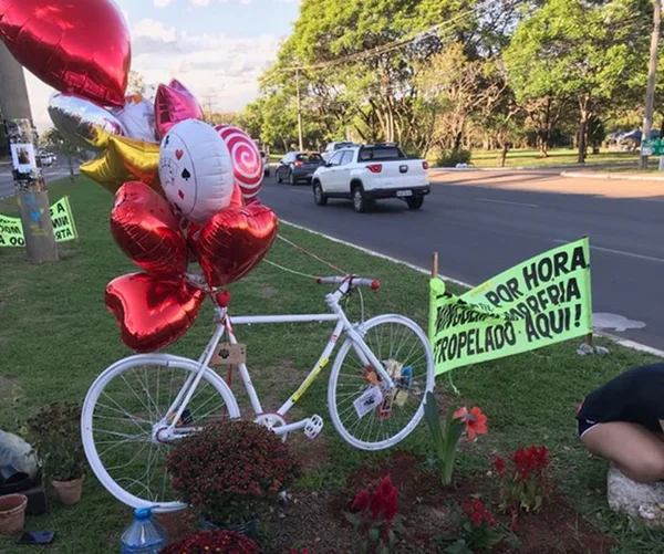 Homens tentam levar bicicleta de ciclista morto em acidente no DF