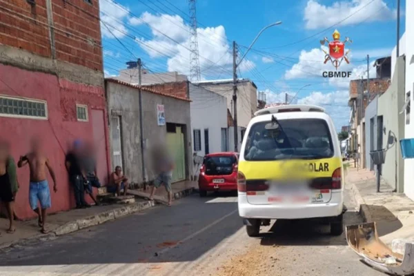 Van escolar com 12 crianças se envolve em acidente e deixa 5 feridos
