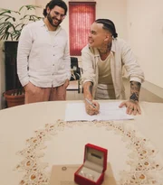 Gloria Groove e Pedro Lopes assinaram os papeis que oficializou o relacionamento Gloria Groove e Pedro Lopes assinaram os papeis que oficializou o relacionamento