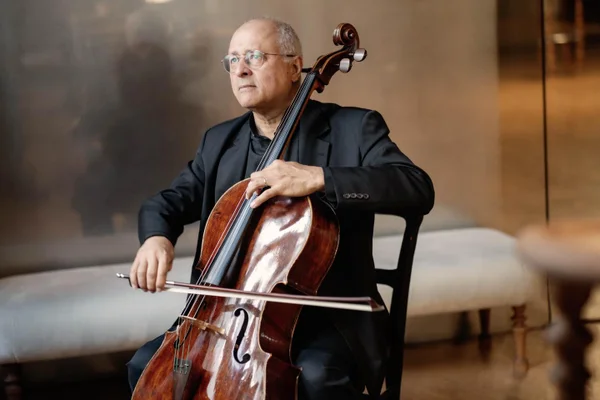 Morre, aos 66 anos, o violoncelista brasileiro Antonio Meneses