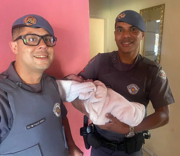 Imagem colorida mostra os PMs Deymisson e Paulo Vieira, que ajudaram no parto de uma criança na manhã de Natal - Metrópoles