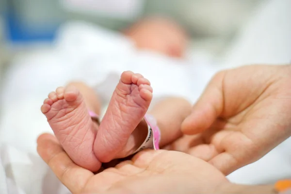 Mãe usa drogas e bebê nasce com crises de abstinência