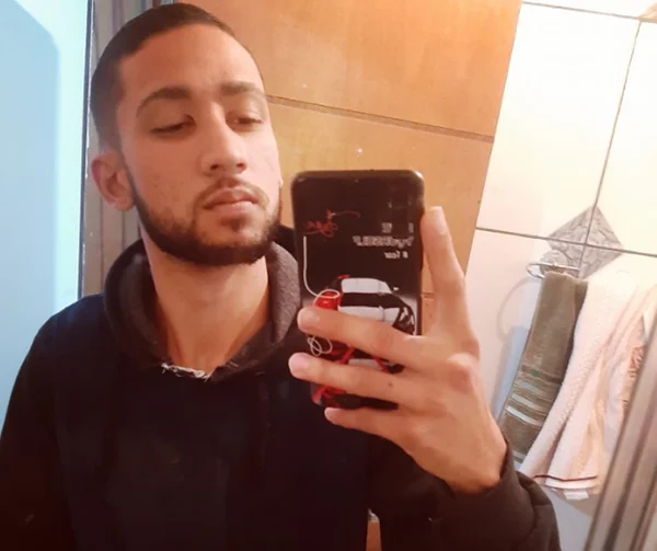 homem com celular