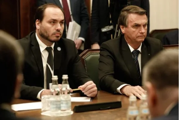 Bolsonaro leva Carlos Bolsonaro para posse de Moraes no TSE