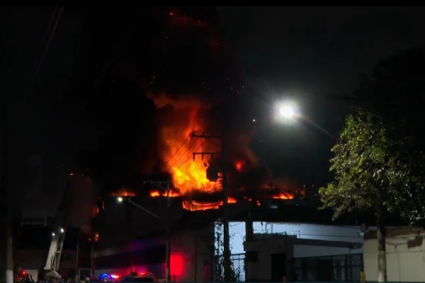 Bombeiros controlam incêndio de grandes proporções na Lapa - destaque galeria Bombeiros controlam incêndio de grandes proporções na Lapa - destaque galeria