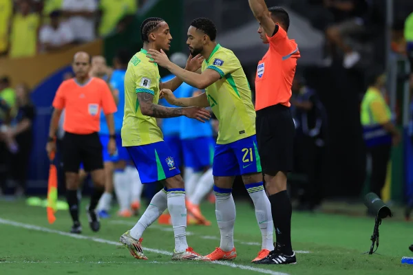 Foto colorida de Matheus Cunha e João Pedro - Metrópolesr